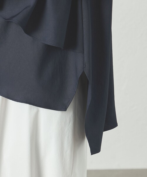 CAST:（キャストコロン）の「【吸水速乾/UV対策/セットアップ対応】アシンメトリーレイヤードサテンブラウス（シャツ/ブラウス・レディース・ブラック/ネイビー・M）」の5枚目の写真