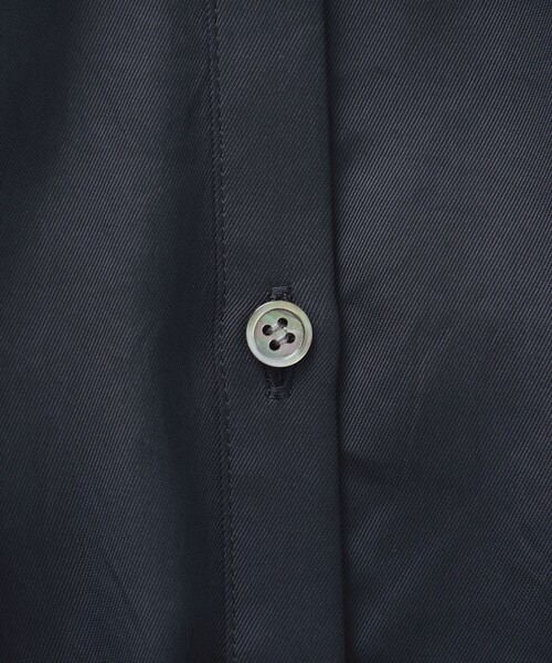 CAST:（キャストコロン）の「【吸水速乾/UV対策/セットアップ対応】アシンメトリーレイヤードサテンブラウス（シャツ/ブラウス・レディース・ブラック/ネイビー・M）」の6枚目の写真