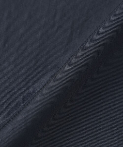 CAST:（キャストコロン）の「【吸水速乾/UV対策/セットアップ対応】アシンメトリーレイヤードサテンブラウス（シャツ/ブラウス・レディース・ブラック/ネイビー・M）」の7枚目の写真