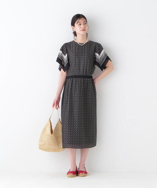 human woman(ヒューマンウーマン)の「◆コットンセルロースパネル幾何プリントフレアスリーブワンピース(ワンピース・レディース・チャコールグレー/イエロー系その他4・MEDIUM)」の9枚目の写真