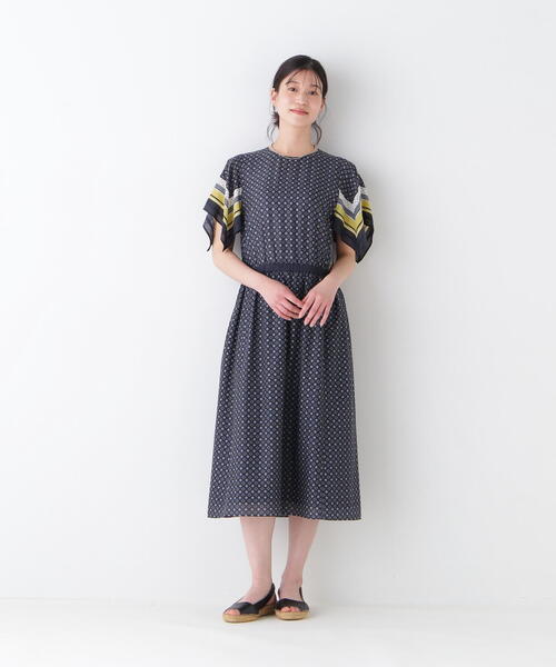 human woman(ヒューマンウーマン)の「◆コットンセルロースパネル幾何プリントフレアスリーブワンピース(ワンピース・レディース・チャコールグレー/イエロー系その他4・MEDIUM)」の3枚目の写真
