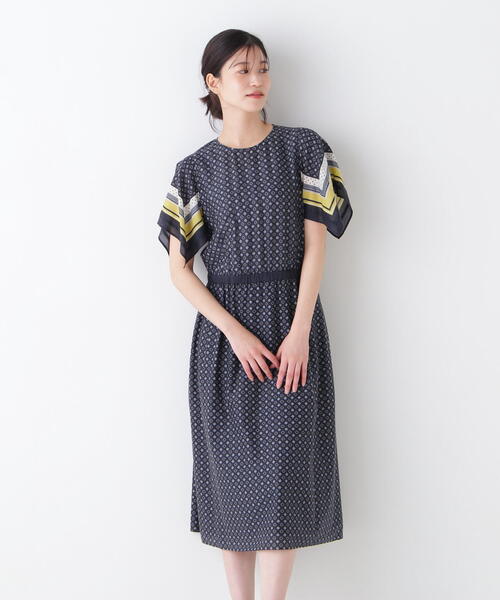 human woman(ヒューマンウーマン)の「◆コットンセルロースパネル幾何プリントフレアスリーブワンピース(ワンピース・レディース・チャコールグレー/イエロー系その他4・MEDIUM)」の4枚目の写真