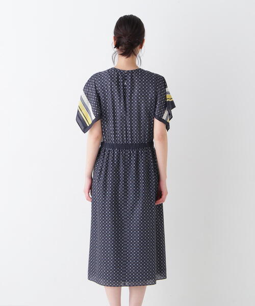 human woman(ヒューマンウーマン)の「◆コットンセルロースパネル幾何プリントフレアスリーブワンピース(ワンピース・レディース・チャコールグレー/イエロー系その他4・MEDIUM)」の5枚目の写真