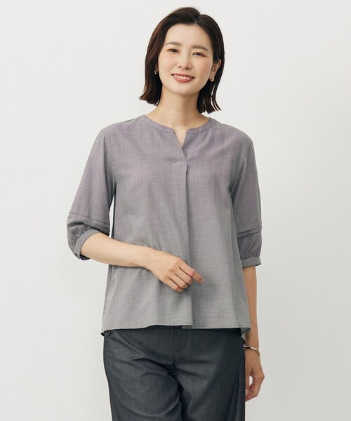 J.PRESS(ジェイプレス)の「【洗える】ウォッシャブルキュプラツイル キーネック ブラウス(シャツ/ブラウス・レディース・ネイビー系1/ホワイト系1/ブラック系3/パープル系3・9/11)」の2枚目の写真