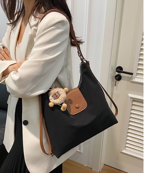 FREE STYLISTS(フリー スタイリスト)の「Y2Kチャーム付き大容量配色バッグ ショルダーバッグ&斜め掛けバッグ デイリー&通勤用/3WAY(ショルダーバッグ・レディース・ダークブラウン/ブラウン/ブラック・FREE)」の2枚目の写真