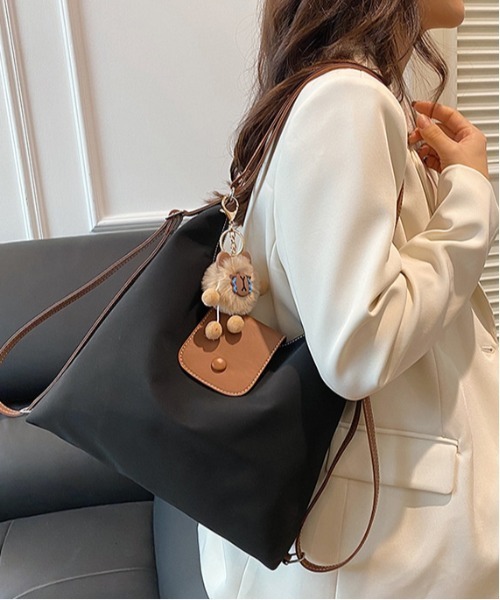 FREE STYLISTS(フリー スタイリスト)の「Y2Kチャーム付き大容量配色バッグ ショルダーバッグ&斜め掛けバッグ デイリー&通勤用/3WAY(ショルダーバッグ・レディース・ダークブラウン/ブラウン/ブラック・FREE)」の9枚目の写真