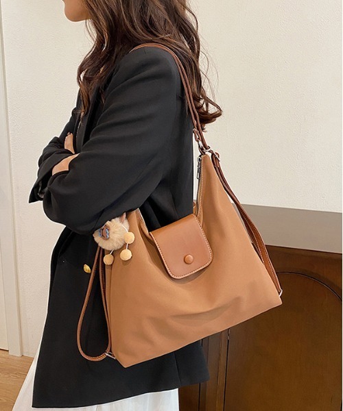 FREE STYLISTS(フリー スタイリスト)の「Y2Kチャーム付き大容量配色バッグ ショルダーバッグ&斜め掛けバッグ デイリー&通勤用/3WAY(ショルダーバッグ・レディース・ダークブラウン/ブラウン/ブラック・FREE)」の14枚目の写真