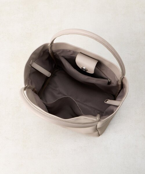 BEARDSLEY（ビアズリー）の「チャーム付レザートート（トートバッグ・レディース・ベージュ/ブラック・FREE）」の9枚目の写真