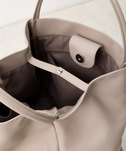 BEARDSLEY（ビアズリー）の「チャーム付レザートート（トートバッグ・レディース・ベージュ/ブラック・FREE）」の12枚目の写真