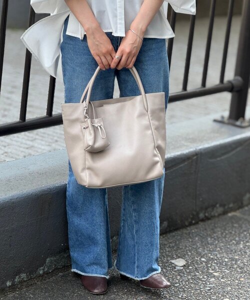 BEARDSLEY（ビアズリー）の「チャーム付レザートート（トートバッグ・レディース・ベージュ/ブラック・FREE）」の22枚目の写真