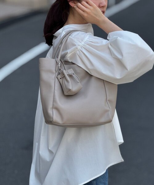 BEARDSLEY（ビアズリー）の「チャーム付レザートート（トートバッグ・レディース・ベージュ/ブラック・FREE）」の2枚目の写真