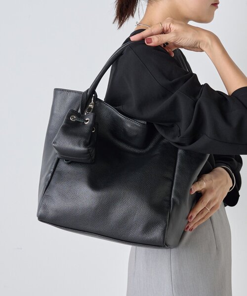 BEARDSLEY（ビアズリー）の「チャーム付レザートート（トートバッグ・レディース・ベージュ/ブラック・FREE）」の4枚目の写真