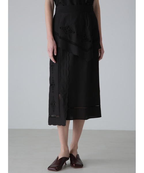 ADORE(アドーア)の「ハンカチーフエンブロイダリースカート(スカート・レディース・ホワイト/ブラック・38/36)」の1枚目の写真