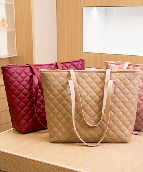 TONE SELECT GOODS（トーンセレクトグッズ）の「urbanfemine./キルティングデザイントートバッグ U7532（トートバッグ・レディース・ベージュ/ホワイト/レッド/ブラック・FREE）」の4枚目の写真