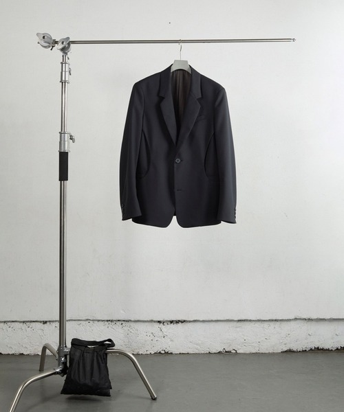 NVRFRGT(ネヴァーフォーゲット)の「SINGLE-BREASTED BLAZER(テーラードジャケット・メンズ・ブラック/ダークグレー・1/2)」の1枚目の写真