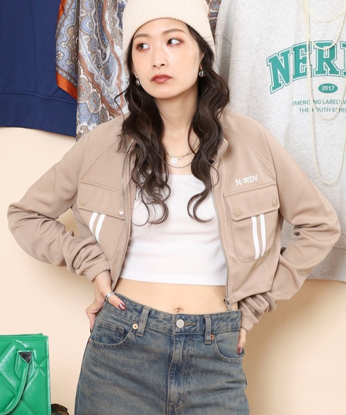 NERDY（ノルディ）の「カーゴクロップトトラックトップ（ブルゾン・レディース・ベージュ/パープル/ブラック/ブルー・SS/S/M）」の3枚目の写真