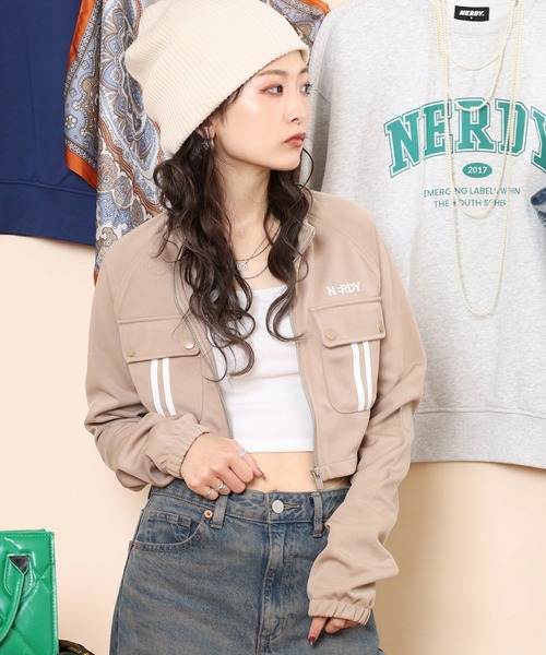 NERDY（ノルディ）の「カーゴクロップトトラックトップ（ブルゾン・レディース・ベージュ/パープル/ブラック/ブルー・SS/S/M）」の9枚目の写真