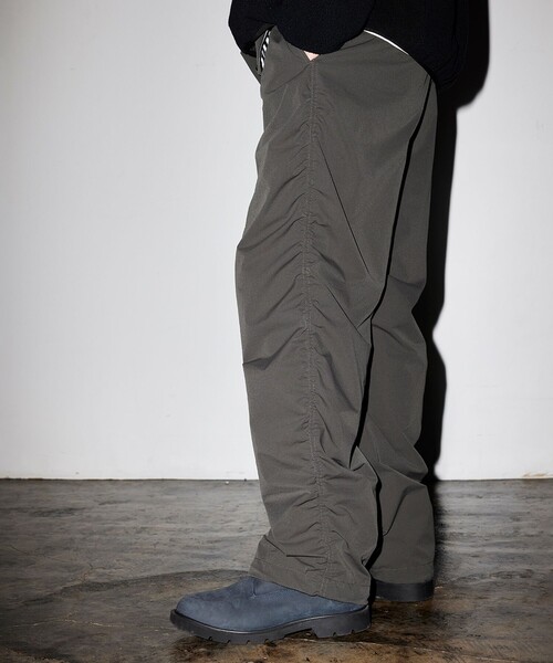 BEAMS(ビームス)の「ワイドストレート パッカリング イージーパンツ (撥水)(その他パンツ・メンズ・チャコールグレー/ブラック/ベージュ・M/S/XL/L)」の1枚目の写真