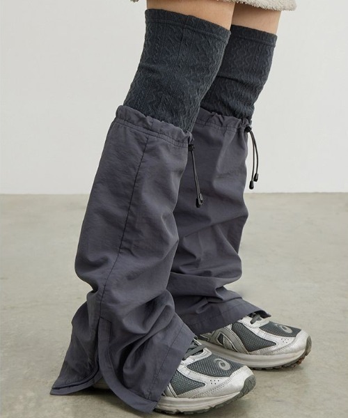 lilful(リルフル)の「ボリューム切り替え レッグウォーマー ブーツカバー風 フェイクスエード(レッグウォーマー・レディース・グレー・F)」の4枚目の写真