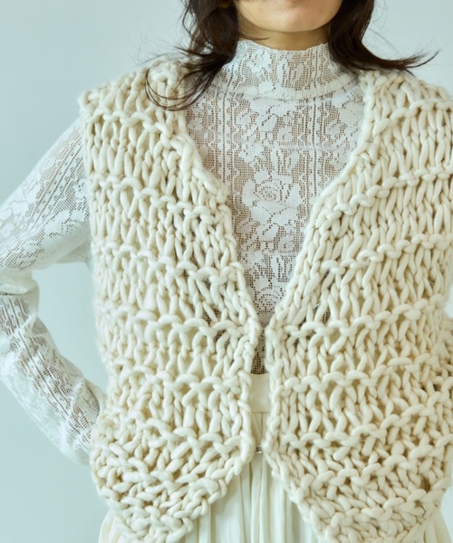 Libra Cue(リブラ キュー)の「ハンドニットベスト(ベスト・レディース・アイボリー/ブラック・FREE)」の2枚目の写真