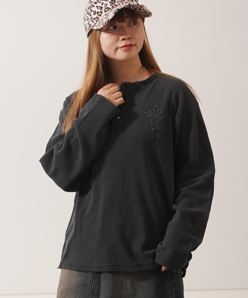1111clothing（ワンフォークロージング）の「クロス刺繍 ピグメント ヘンリーネック ワッフル ロンT / Cross Stitch Pigment Henry Neck Waffle Long Sleeve T-Shirt（Tシャツ/カットソー・メンズ・チャコールグレー/グレー/ブラック・M/L）」の2枚目の写真
