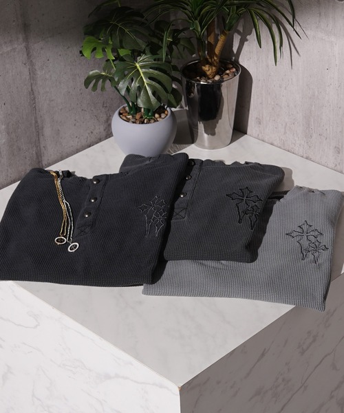 1111clothing（ワンフォークロージング）の「クロス刺繍 ピグメント ヘンリーネック ワッフル ロンT / Cross Stitch Pigment Henry Neck Waffle Long Sleeve T-Shirt（Tシャツ/カットソー・メンズ・チャコールグレー/グレー/ブラック・M/L）」の4枚目の写真