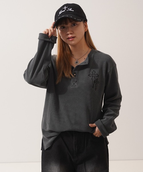 1111clothing（ワンフォークロージング）の「クロス刺繍 ピグメント ヘンリーネック ワッフル ロンT / Cross Stitch Pigment Henry Neck Waffle Long Sleeve T-Shirt（Tシャツ/カットソー・メンズ・チャコールグレー/グレー/ブラック・M/L）」の15枚目の写真