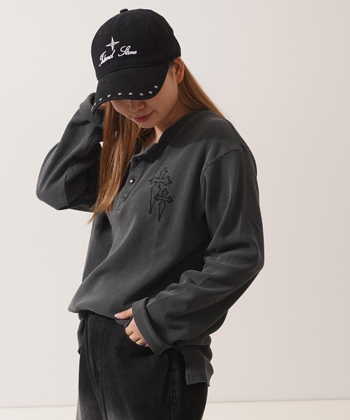1111clothing（ワンフォークロージング）の「クロス刺繍 ピグメント ヘンリーネック ワッフル ロンT / Cross Stitch Pigment Henry Neck Waffle Long Sleeve T-Shirt（Tシャツ/カットソー・メンズ・チャコールグレー/グレー/ブラック・M/L）」の16枚目の写真