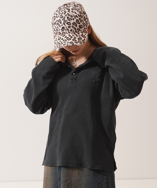 1111clothing（ワンフォークロージング）の「クロス刺繍 ピグメント ヘンリーネック ワッフル ロンT / Cross Stitch Pigment Henry Neck Waffle Long Sleeve T-Shirt（Tシャツ/カットソー・メンズ・チャコールグレー/グレー/ブラック・M/L）」の6枚目の写真