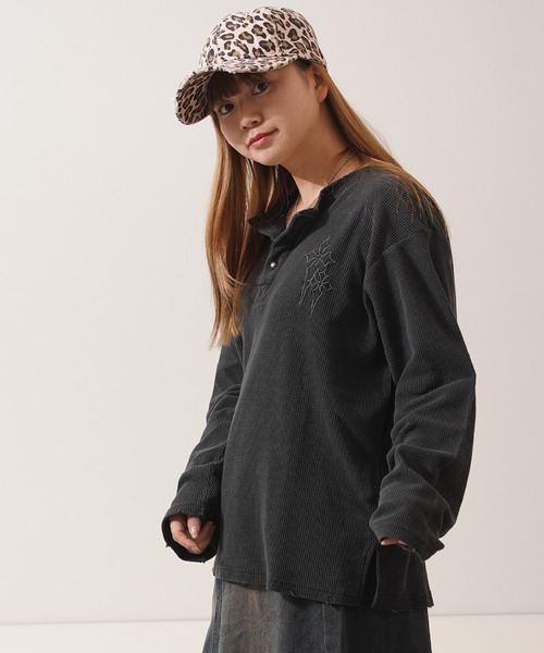 1111clothing（ワンフォークロージング）の「クロス刺繍 ピグメント ヘンリーネック ワッフル ロンT / Cross Stitch Pigment Henry Neck Waffle Long Sleeve T-Shirt（Tシャツ/カットソー・メンズ・チャコールグレー/グレー/ブラック・M/L）」の7枚目の写真