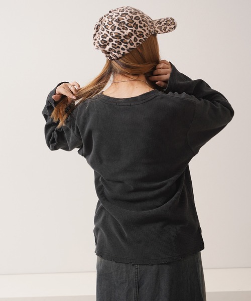 1111clothing（ワンフォークロージング）の「クロス刺繍 ピグメント ヘンリーネック ワッフル ロンT / Cross Stitch Pigment Henry Neck Waffle Long Sleeve T-Shirt（Tシャツ/カットソー・メンズ・チャコールグレー/グレー/ブラック・M/L）」の9枚目の写真