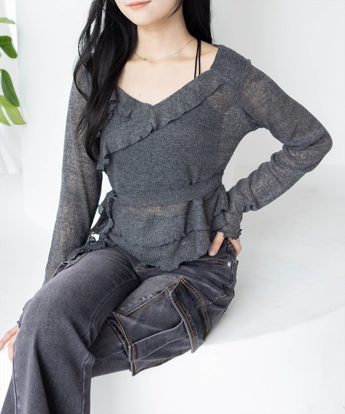 CLEAR BASIC（クリアベーシック）の「カシュクール風メロウフリルニットトップス［韓国ファッション カジュアル］≪AW新作≫（Tシャツ/カットソー・レディース・チャコールグレー/アイボリー/ブラウン・F）」の2枚目の写真