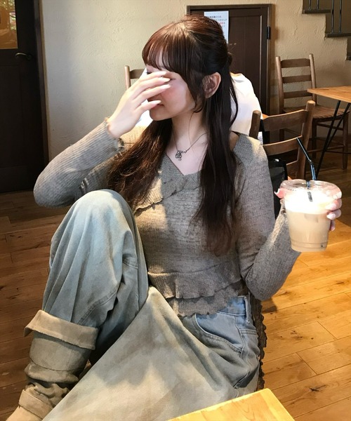 CLEAR BASIC（クリアベーシック）の「カシュクール風メロウフリルニットトップス［韓国ファッション カジュアル］≪AW新作≫（Tシャツ/カットソー・レディース・チャコールグレー/アイボリー/ブラウン・F）」の5枚目の写真