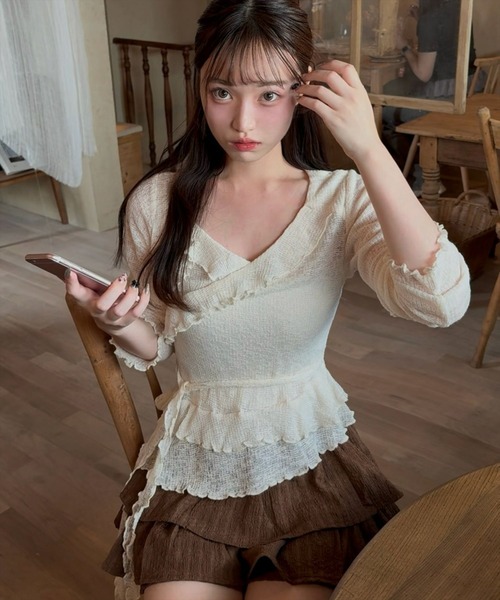 CLEAR BASIC（クリアベーシック）の「カシュクール風メロウフリルニットトップス［韓国ファッション カジュアル］≪AW新作≫（Tシャツ/カットソー・レディース・チャコールグレー/アイボリー/ブラウン・F）」の4枚目の写真