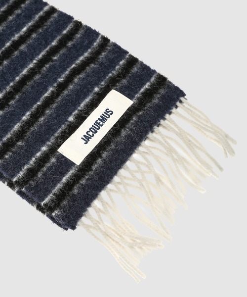 JACQUEMUS(ジャックムス)の「L ECHARPE RAYURES(マフラー・レディース・グレー・ONE SIZE)」の2枚目の写真