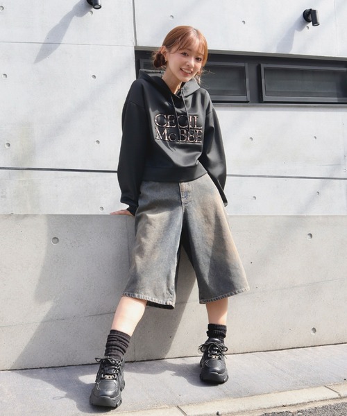 CECIL McBEE（セシルマクビー）の「デニムワイドハーフパンツ（デニムパンツ・レディース・ブラック/ブルー・LARGE/MEDIUM）」の2枚目の写真