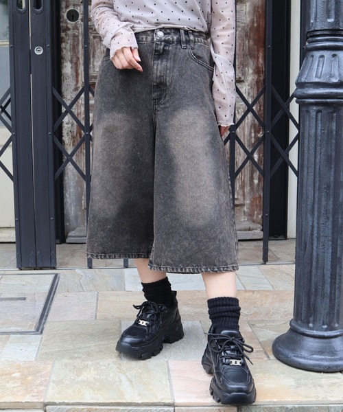 CECIL McBEE（セシルマクビー）の「デニムワイドハーフパンツ（デニムパンツ・レディース・ブラック/ブルー・LARGE/MEDIUM）」の4枚目の写真