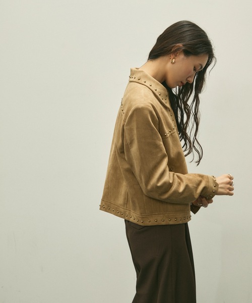 Lutim by u（ルチバイユー）の「Studs trim suede short jacket / スタッズトリムスエードショートジャケット（カバーオール・レディース・ベージュ・FREE）」の3枚目の写真