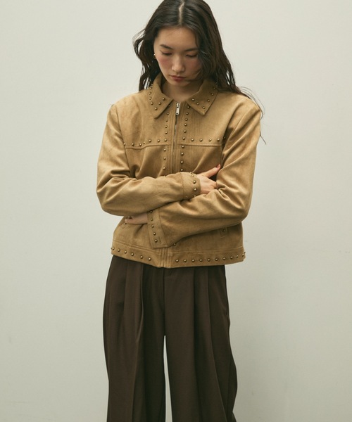Lutim by u（ルチバイユー）の「Studs trim suede short jacket / スタッズトリムスエードショートジャケット（カバーオール・レディース・ベージュ・FREE）」の2枚目の写真