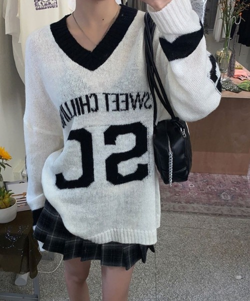 lilful(リルフル)の「ロゴ入り 配色デザイン Vネックルーズニット(ニット/セーター・レディース・ホワイト/グレー・F)」の1枚目の写真