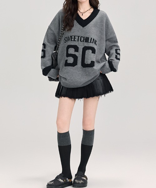 lilful(リルフル)の「ロゴ入り 配色デザイン Vネックルーズニット(ニット/セーター・レディース・ホワイト/グレー・F)」の14枚目の写真