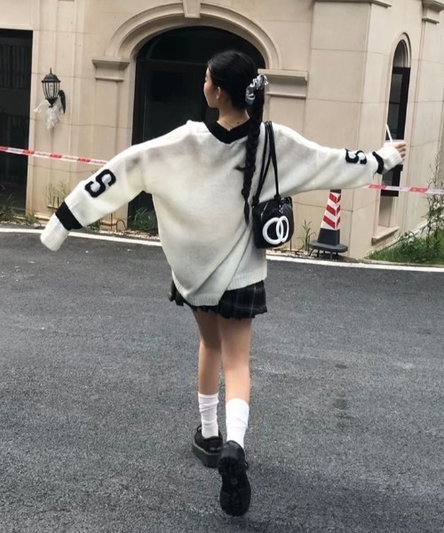 lilful(リルフル)の「ロゴ入り 配色デザイン Vネックルーズニット(ニット/セーター・レディース・ホワイト/グレー・F)」の6枚目の写真