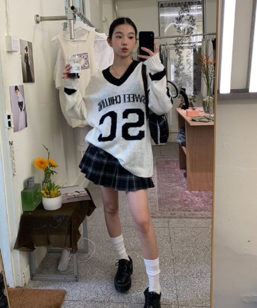 lilful(リルフル)の「ロゴ入り 配色デザイン Vネックルーズニット(ニット/セーター・レディース・ホワイト/グレー・F)」の5枚目の写真