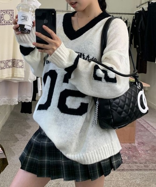 lilful(リルフル)の「ロゴ入り 配色デザイン Vネックルーズニット(ニット/セーター・レディース・ホワイト/グレー・F)」の3枚目の写真
