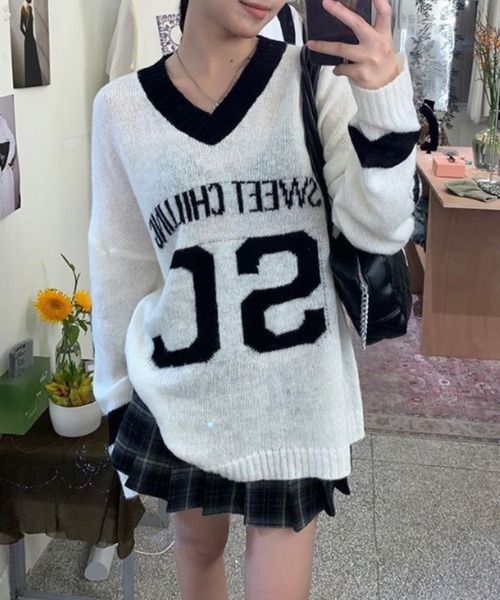 lilful(リルフル)の「ロゴ入り 配色デザイン Vネックルーズニット(ニット/セーター・レディース・ホワイト/グレー・F)」の7枚目の写真