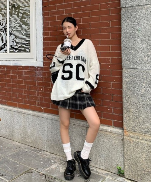 lilful(リルフル)の「ロゴ入り 配色デザイン Vネックルーズニット(ニット/セーター・レディース・ホワイト/グレー・F)」の8枚目の写真