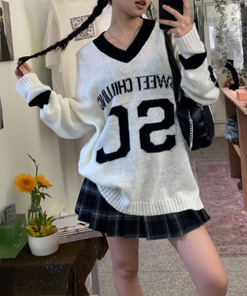 lilful(リルフル)の「ロゴ入り 配色デザイン Vネックルーズニット(ニット/セーター・レディース・ホワイト/グレー・F)」の4枚目の写真
