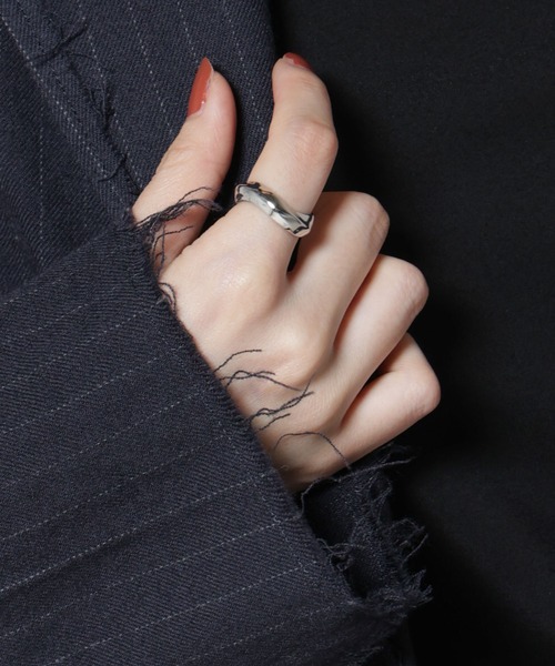 NANO universe(ナノユニバース)の「ウェーブデザインリング(リング・レディース・シルバー/ゴールド・F)」の1枚目の写真