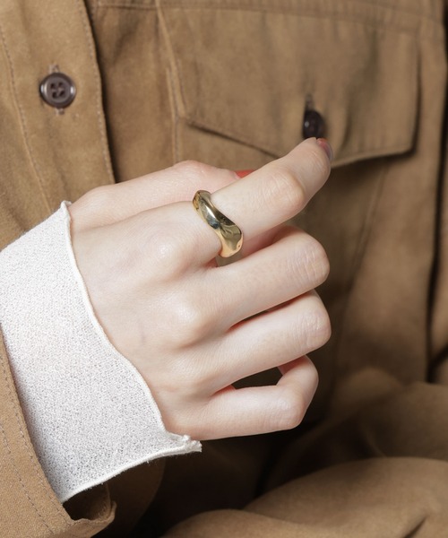 NANO universe(ナノユニバース)の「ウェーブデザインリング(リング・レディース・シルバー/ゴールド・F)」の2枚目の写真