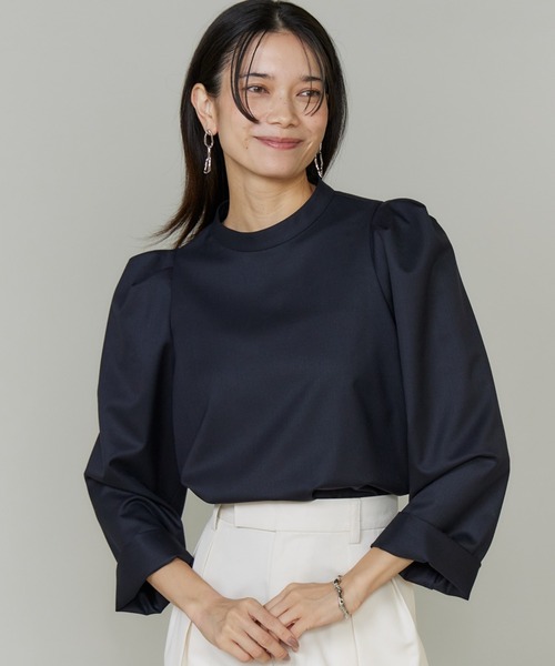 INED(イネド)の「【三尋木奈保コラボ】ギャバストレッチ盛り袖ブラウス(シャツ/ブラウス・レディース・グレー/ネイビー・11号/9号/7号)」の2枚目の写真